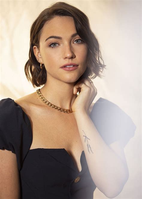 Violett Beane photo gallery .
